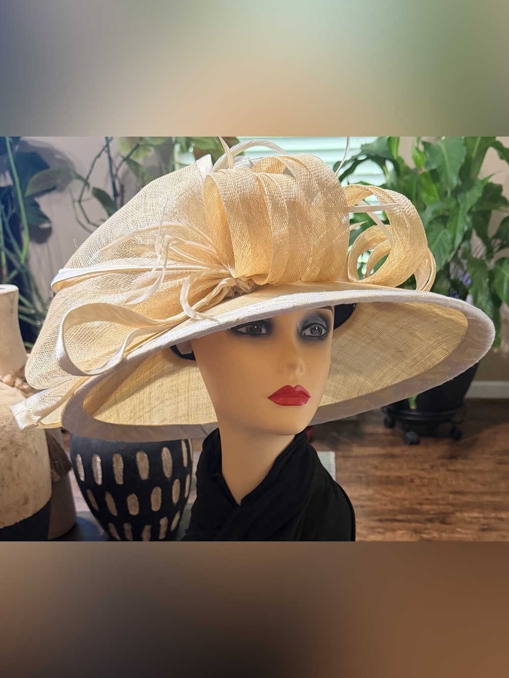 EUC Champagne Italy Ivory Wide Brim Church Derby Wedding Hat w/ orig hat box